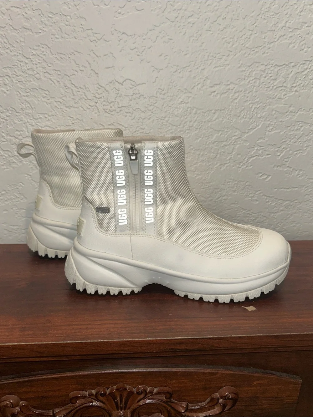UGG Women's White Yose Zip Fleece Lined Snow Boots Size 7
